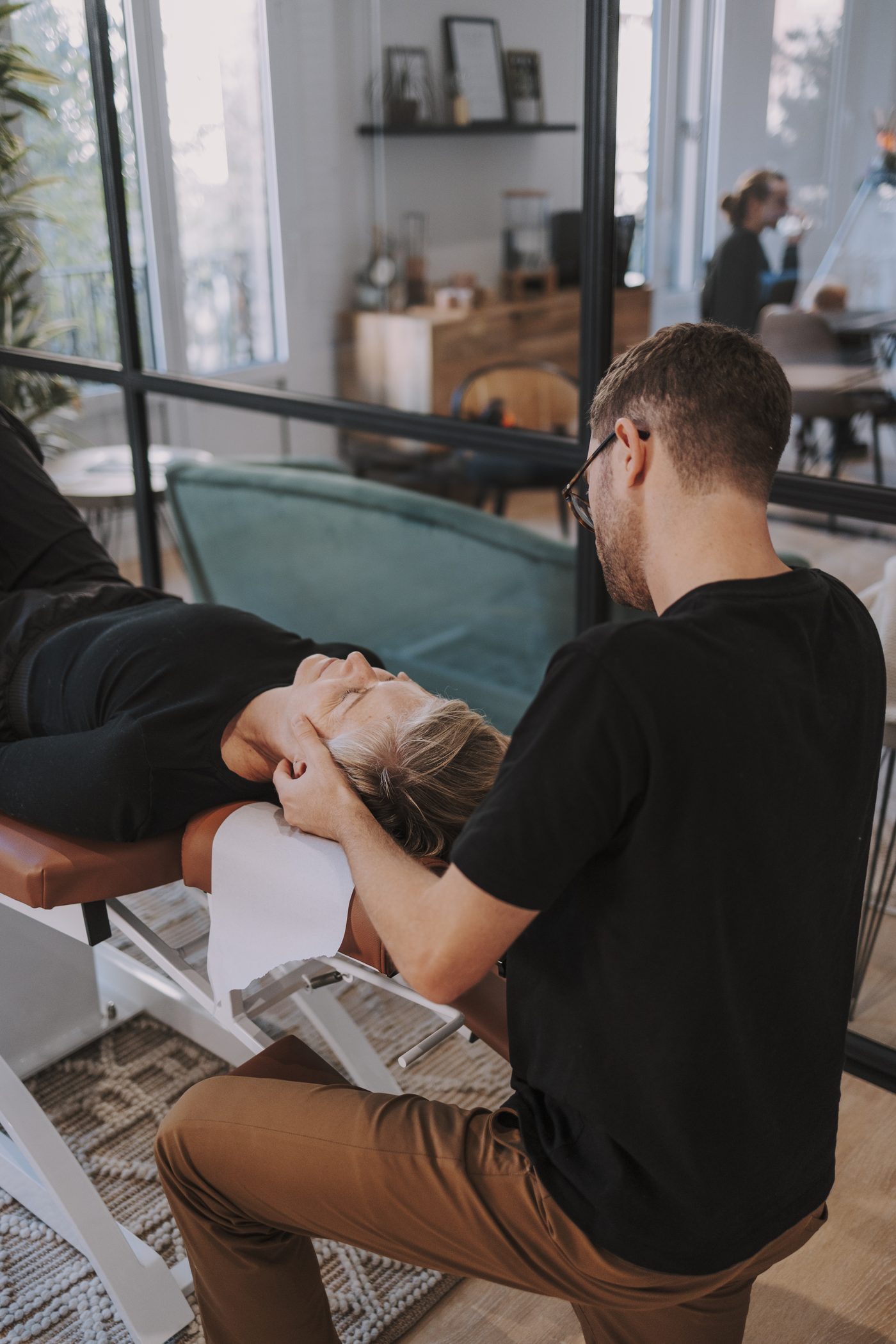 El Dr. Francisco Turelli en una consulta de salud con un nuevo paciente en illumINNATE Chiropractic Studio, Barcelona